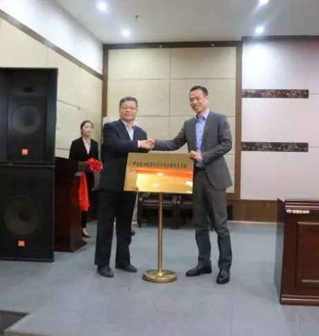 Cina mengekspor derek kualitas dan promosi teknologi Komite mengadakan konferensi yang diadakan secara seremonial! 2.jpg China export crane quality and technology promotion Committee established conference held ceremoniously!2.jpg